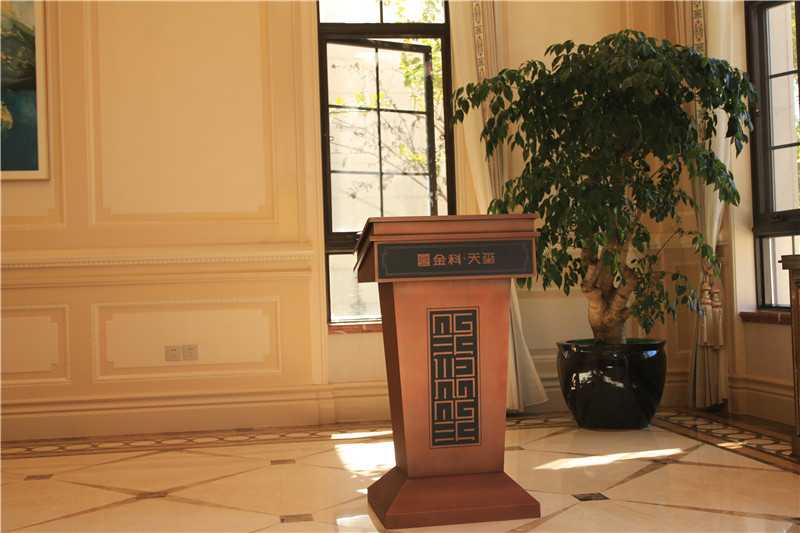 在標(biāo)識(shí)設(shè)計(jì)中，色彩帶給人的感受
